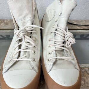 Gently used White leather Converse shoes, almost new, no stains or crack
